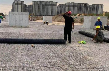 本号镇土工格栅铺设前地基要怎么处理？