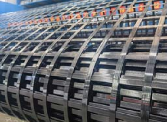 本号镇钢塑土工格栅：基建“隐形脊梁”的绿色智造与长寿命进化论